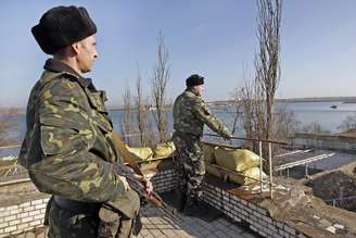 Soldados de fronteira vigiam a entrada da base naval de Novoozernity. Houve denúncias de que a Rússia teria bloqueado canal que separa da Crimeia 