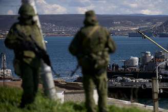 Soldado do Exército russo guardam píer na Crimeia onde navios de guerra ucranianos estão atracados