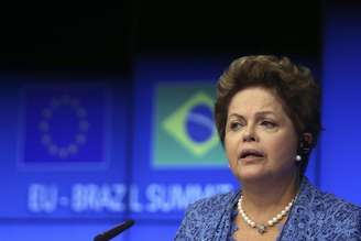 A presidente Dilma Rousseff fala durante uma coletiva de imprensa conjunta na cúpula UE-Brasil em Bruxelas. A reunião entre Dilma e o vice Michel Temer no domingo não foi suficiente para debelar a crise entre PT e PMDB, e a presidente terá uma nova rodada de conversas nesta segunda-feira com peemedebistas para tentar assegurar que os dois partidos manterão a aliança para as próximas eleições. 24/02/2014