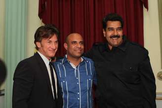 <p>O presidente da Venezuela, Nicolás Maduro (direita) com o ator americano Sean Penn (esquerda) e o primeiro-ministro do Haiti, Laurent Lamothe (centro)</p>