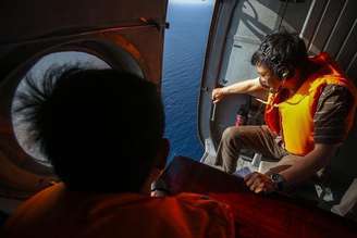 Militares vietinamitas durante busca nesta segunda-feira pelo avião malaio de passageiros que desapareceu no sábado. Segundo fontes com conhecimento do assunto, o avião não fez contato automático com o sistema de monitoramento depois de desaparecer das telas dos radares. 10/03/2014