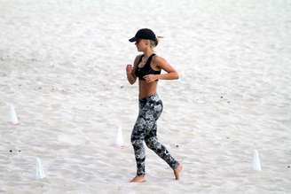 Carolina Dieckmann aproveitou a tarde de segunda-feira (10) para praticar exercícios em uma praia no Rio de Janeiro. Enquanto ela correu, pulou obstáculos e se refrescou no mar, seu filho José assistiu a tudo sentado na areia