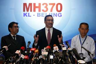 <p>Ministro do Transportes da Malásia, Hishammuddin Hussein (ao centro) desmentiu a informação divulgada pelo Wall Street Journal de que o voo da Malaysian Airlines teria percorrido mais de 3 mil quilômetros após o último sinal detectado pelo radar</p>