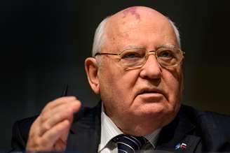 O ex-presidente soviético Mikhail Gorbatchev se recusou nesta sexta-feira a defender a "reunificação" da Rússia com a Crimeia