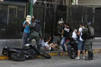 <p>A Guarda Nacional venezuelana deteve manifestantes contra o governo na praça de Altamira, em Caracas, neste domingo</p>