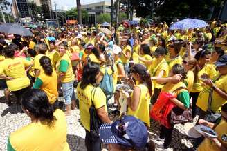 <p>Manifestantes se reuniram na praça Santos Andrade e iniciaram a Marcha em Defesa da Educação pelo Centro Cívico</p>