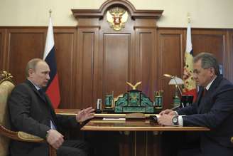 <p>Presidente russo, Vladimir Putin, fala com o ministro da Defesa, Sergei Shoigu, durante reunião no Kremlin, em Moscou, em 20 de março</p>