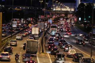 Trânsito na Marginal Tietê apresentou lentidão no sentido rodovia Castelo Branco