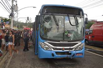 O condutor do ônibus fugiu após o acidente. O veículo foi cercado por populares