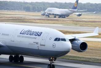 <p>Aeronaves da Lufthansa taxeando nas pistas do aeroporto de Frankfurt</p>