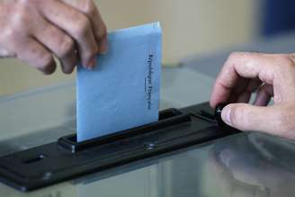<p>Cidadão francês deposita seu voto na urna, no segundo turno das eleições municipais em Nantes, neste domingo, 30 de março</p>