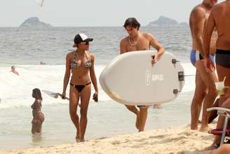 Felipe Dylon e Aparecida Petrowky foram fotografados na praia de Ipanema, no Rio de Janeiro