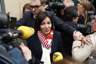 <p>Anne Hidalgo, candidata vitoriosa do Partido Socialista na eleição para prefeito, é cercada por jornalistas ao chegar na sede de seu comitê, durante o segundo turno das eleições municipais, em Paris, neste domingo, 30 de março</p><p> </p>
