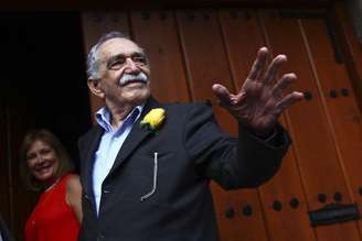 <p>O escritor colombiano Gabriel García Márquez cumprimenta jornalistas em sua casa na Cidade do México</p>