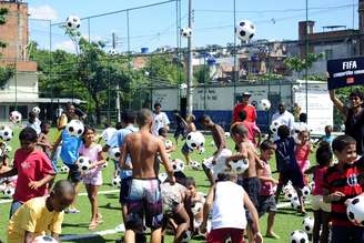 ONG carioca protestou contra a Copa do Mundo e pediu visita de Blatter à comunidade do Jacarezinho