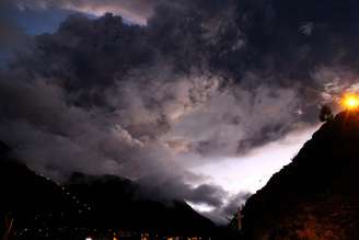 O vulcão Tungurahua teve nesta sexta-feira uma forte explosão e uma erupção de cerca de cinco minutos, com o lançamento de rochas incandescentes e de uma coluna de cinzas de 10 quilômetros acima do nível da cratera