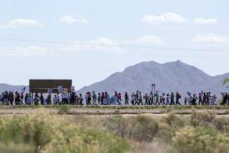 <p>Grupo de defesa dos imigrantes realiza manifestação fora do centro de detenção de imigrantes em Eloy, Arizona, para protestar contra os números recordes de deportações que ocorreram sob a administração do presidente Barack Obama</p>