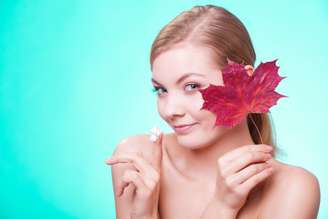 <p>Em vez de optar pelo uso de esfoliantes granulados tradicionais, uma boa dica é investir em cremes microesfoliantes que ajudam a remover as células mortas da pele de uma maneira bem mais suave e não invasiva</p>