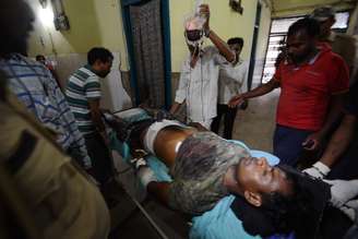 <p>Ferido em explosão é socorrido em hospital de Aurangabad, em 7 de abril</p>
