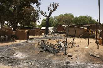 <p>Casas incendiadas na vila Buni Gari na Nigéria </p>