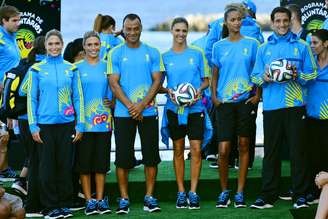 Desfile de uniformes dos voluntários da Copa