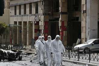 <p>Legistas procuram evidências em rua onde um carro-bomba explodiu em Atenas, em frente a Banco da Grécia. Janelas de lojas nas proximidades quebraram, mas não houve feridos</p>