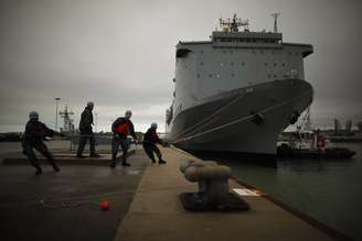 <p>Trabalhadores portuários dos EUA amarram cordas que mantém navio MV Cape Ray na base aérea naval de Rota, perto de Cádiz, no sul da Espanha. Foto de arquivo de 13 de fevereiro de 2014</p>