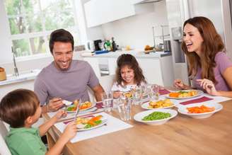 Estabeleça um horário para as refeições e evite distrações nessa hora, como assistir televisão