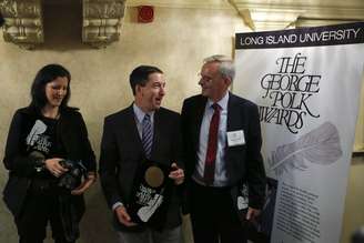 <p>Laura Poitras, Glenn Greenwald e Ewen MacAskill esperam para serem fotografados depois de receber o prêmio George Polk, em Nova York, nesta sexta-feira, 11 de abril</p>
