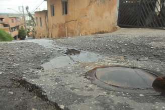 <p>Segundo relatos, vazamento no bairro Jardim Ibirapuera acontece há cerca de um mês</p>