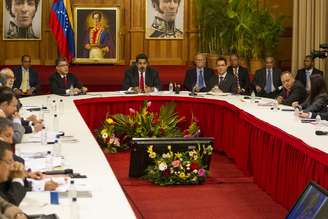 Reunião contou com a presença do presidente Nicolás Maduro e de representantes da oposição, além de chanceleres da Unasul e do núncio apostólico do Vaticano