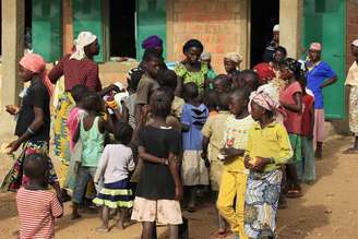 <p>Crianças se reúnem para café da manhã em uma escola primária que serve como centro de refugiados, na Nigéria</p>