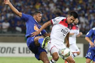 Júlio Baptista tenta escapar de Julio Santos durante o empate por 1 a 1 do Cruzeiro com o Cerro Porteño