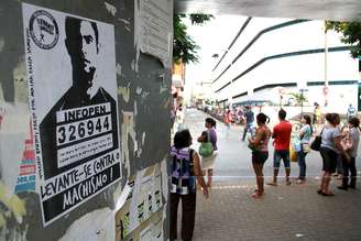 Cartazes de protesto dizem: "Goleiro Bruno, preso por matar Eliza Samúdio"