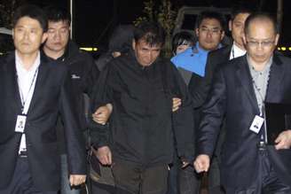 Lee Joon-Seok, capitão da balsa Sewol que naufragou na quarta-feira, chega a um tribunal em Mokpo nesta sexta-feira