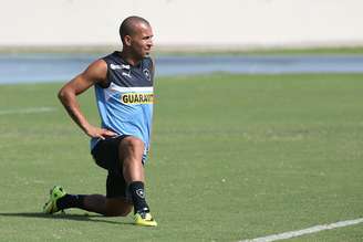 Emerson foi a campo pelo Botafogo nesta sexta-feira