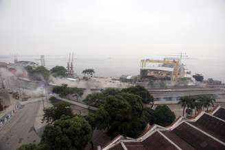 <p>Trecho do Elevado da Perimetral foi implodido na manhã de domingo de Páscoa no Rio de Janeiro</p>