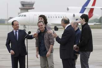 <p>Os quatro jornalistas foram recebidos pelo presidente da França </p>