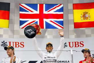 <p>O inglês Lewis Hamilton faturou neste domingo o Grande Prêmio da China de F1. Nico Rosberg, também da Mercedes, ficou em segundo, enquanto o ferrarista espanhol Fernando Alonso completou o pódio</p>