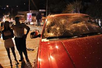 <p>Carro teve para-brisas quebrado após atropelar manifestante e fugir</p>