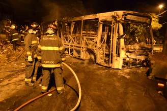 Ônibus incendiado no bairro Tremembé, na zona norte de São Paulo, durante protesto por falta de água na região