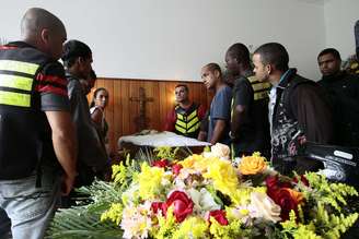 Amigos mototaxistas dão último adeus no funeral do dançarino Douglas Rafael da Silva Pereira, encontrado morto em uma creche no morro Pavão-Pavãozinho