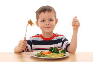 Coloque no prato uma boa variedade de alimentos nutritivos, mas não pressione a criança para comê-los