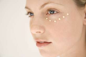 Por causa da textura fina e da sensibilidade da área dos olhos, diversos tipos de cosméticos podem causar problemas sérios de alergia 