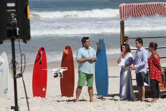 Zeca Camargo está em busca do "Garoto Boogie Oogie", um novo talento que estará no elenco da próxima novela das 18h da TV Globo. Para encontrar o rapaz, que interpretará um surfista, o apresentador foi à praia do Pepê, na zona oeste do Rio de Janeiro, nesta quarta-feira (30)