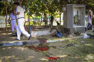 <p>Autoridades de segurança egípcias inspecionam posto de segurança de tráfego atingido por um ataque a bomba no bairro de Heliopolis, no Cairo</p>