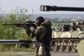 <p>Tropas ucranianas se posicionam para o ataque em mais uma tarde de derramamento de sangue no país</p>