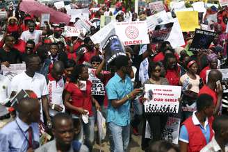 <p>Manifestantes exigem a libertação das estudantes sequestradas pelo grupo extremista Boko Haram na remota aldeia de Chibok, em 5 de maio</p>