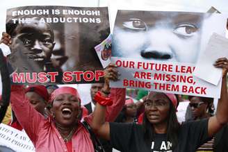 <p>Mulheres pedem a libertação de mais de 200 meninas sequestradas pelo grupo extremista Boko Haram, em Lagos, em 5 de maio</p>