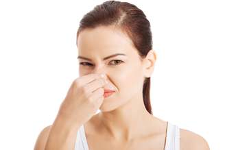 O estresse causa uma redução da produção de saliva, que aumenta a formação da saburra lingual, responsável pelos gases que provocam o mau hálito